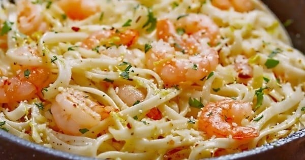 Spaghettis aux crevettes et à l'ail