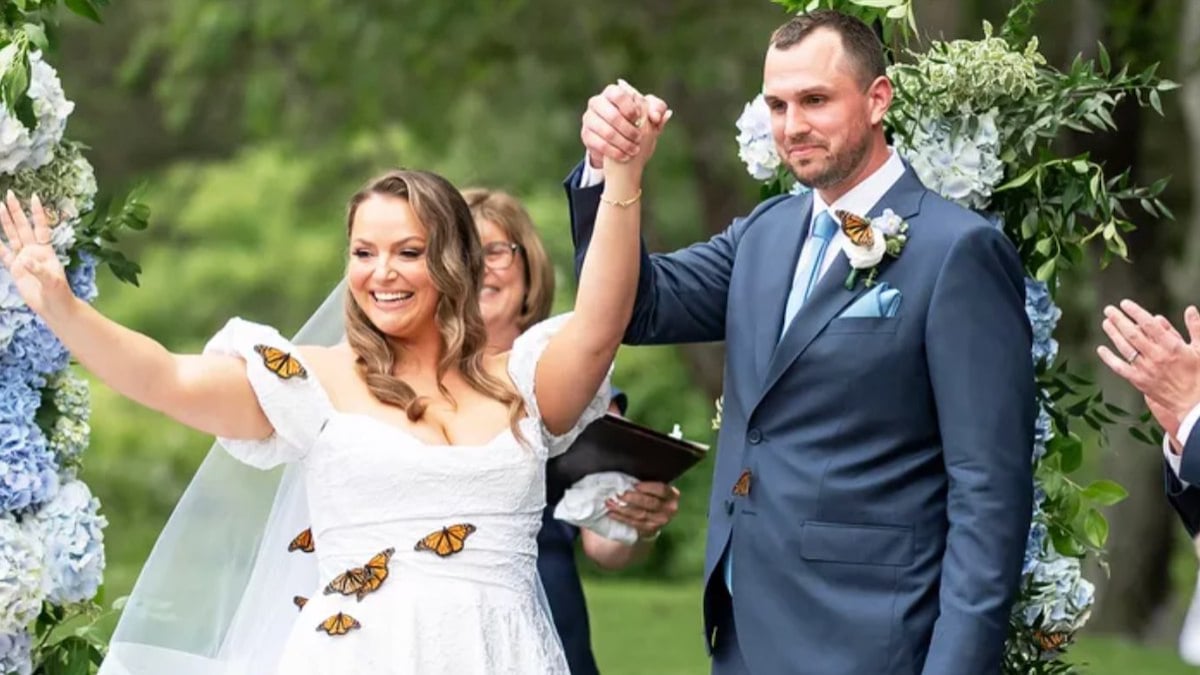 Une mariée rend hommage à son père décédé en lâchant des papillons et quelque chose d'inattendu se produit 