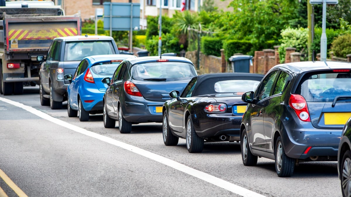 embouteillage de voitures à côté d'une ligne blanche continue