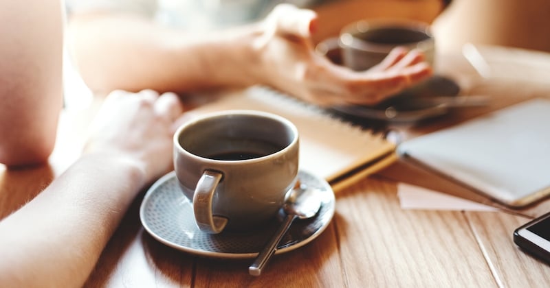 Ce café vous fait payer plus cher si vous oubliez de dire... «bonjour» ou «merci» !