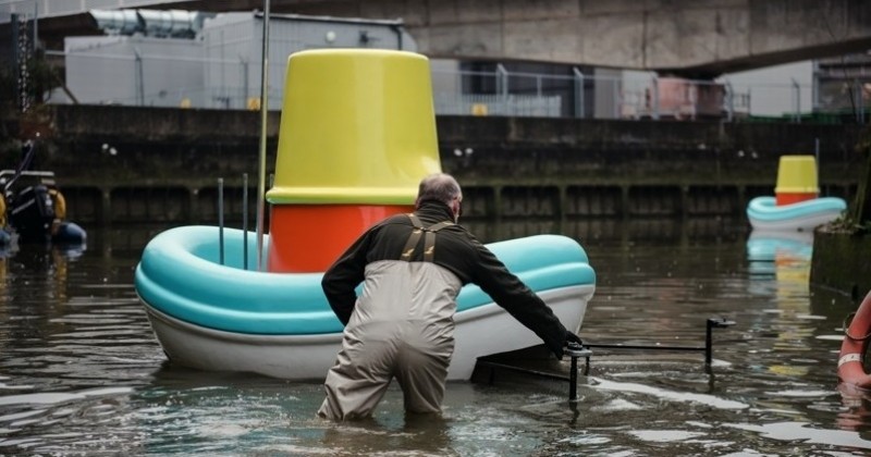 IKEA lance une opération collecte de déchets sur la Tamise de Londres avec des bateaux jouets XXL