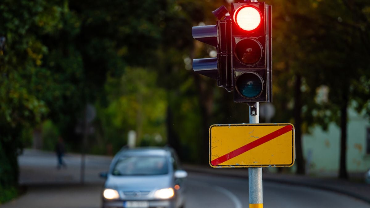 Dans cette ville, personne ne comprend ce nouveau feu de circulation qui provoque de nombreux accidents 