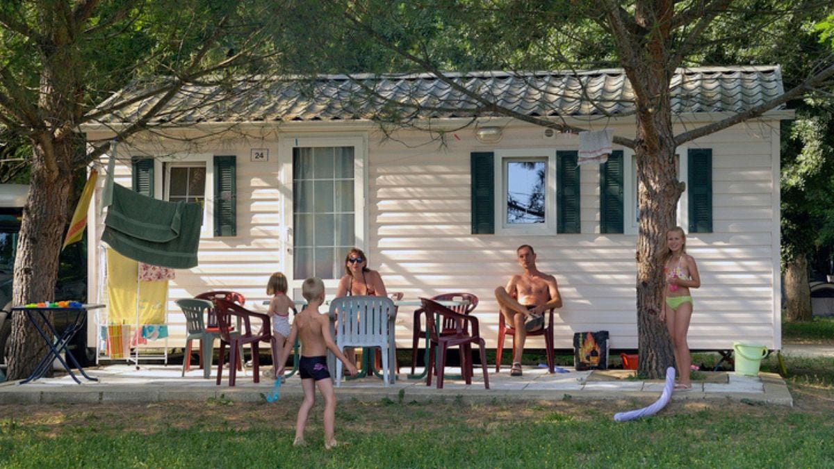 Homme complètement ivre dans un camping