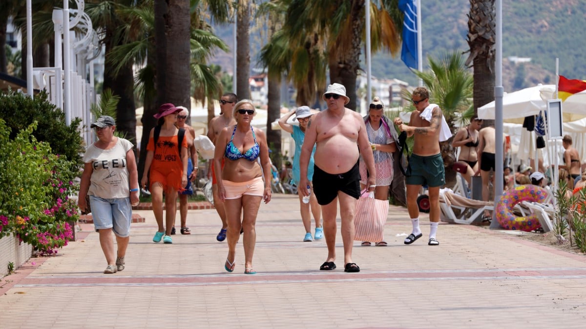 Des vacanciers en maillot de bain dans la rue