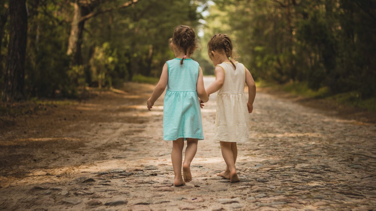 Deux petites filles sur une route forestière 