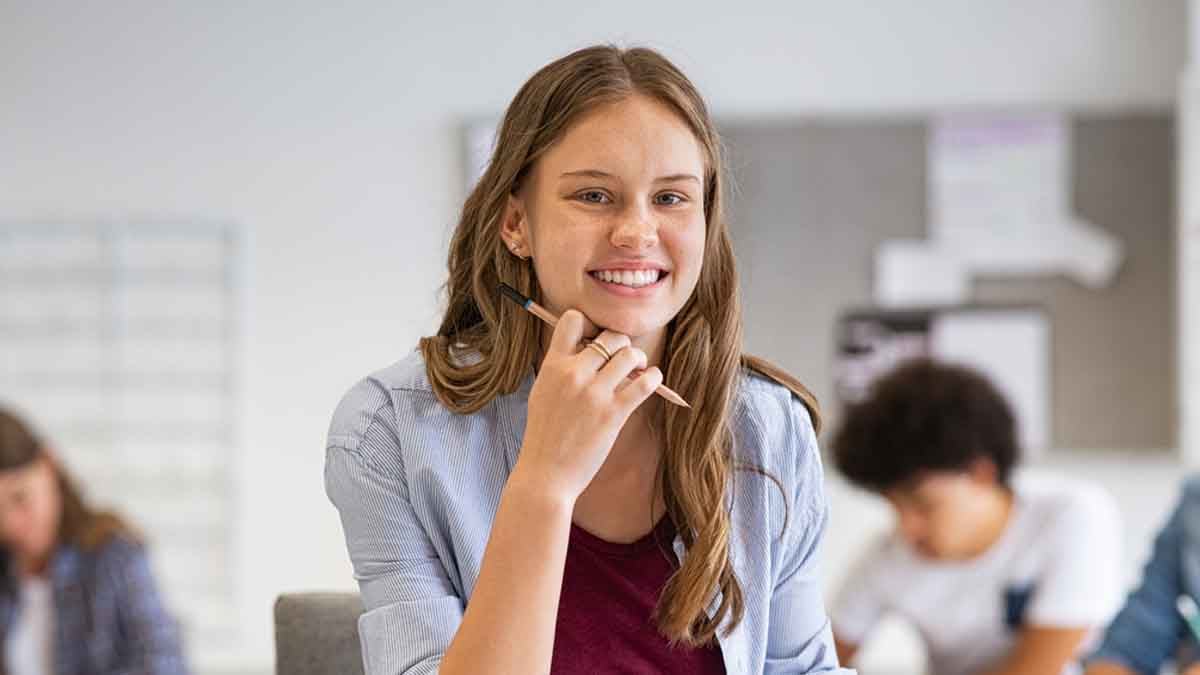 Une jeune femme passe un examen