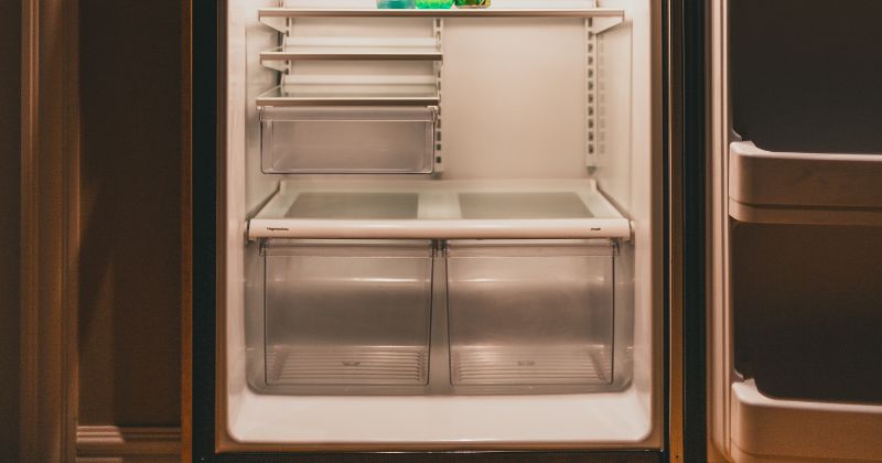 Nettoyer efficacement son frigo : ces 6 produits miracles méconnus qui vont  vous surprendre 