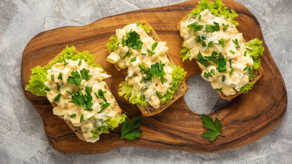 Tartine aux oeufs brouillés et avocat