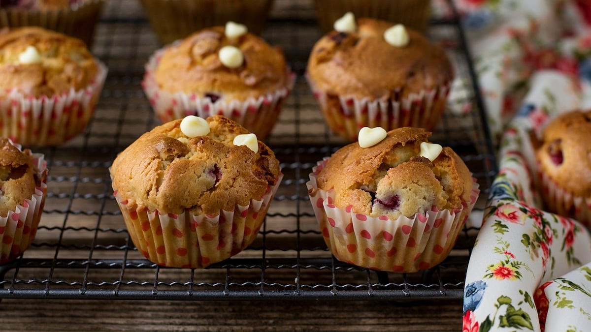 Muffins moelleux au chocolat blanc et aux framboises