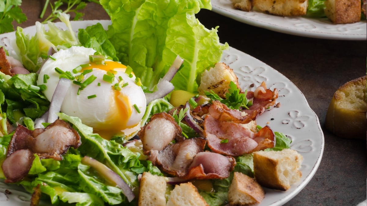 Salade à la patate douce rôtie, champignons, lardons et oeuf mollet