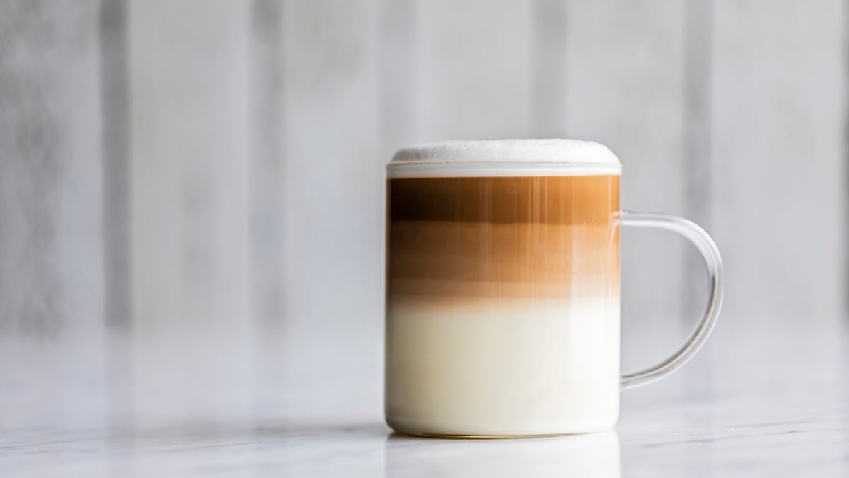 Latte au caramel et à la noisette