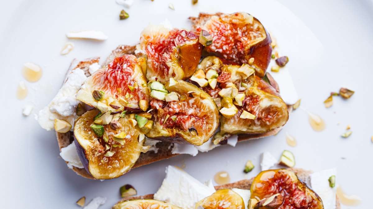 Tartine aux figues, brie et miel