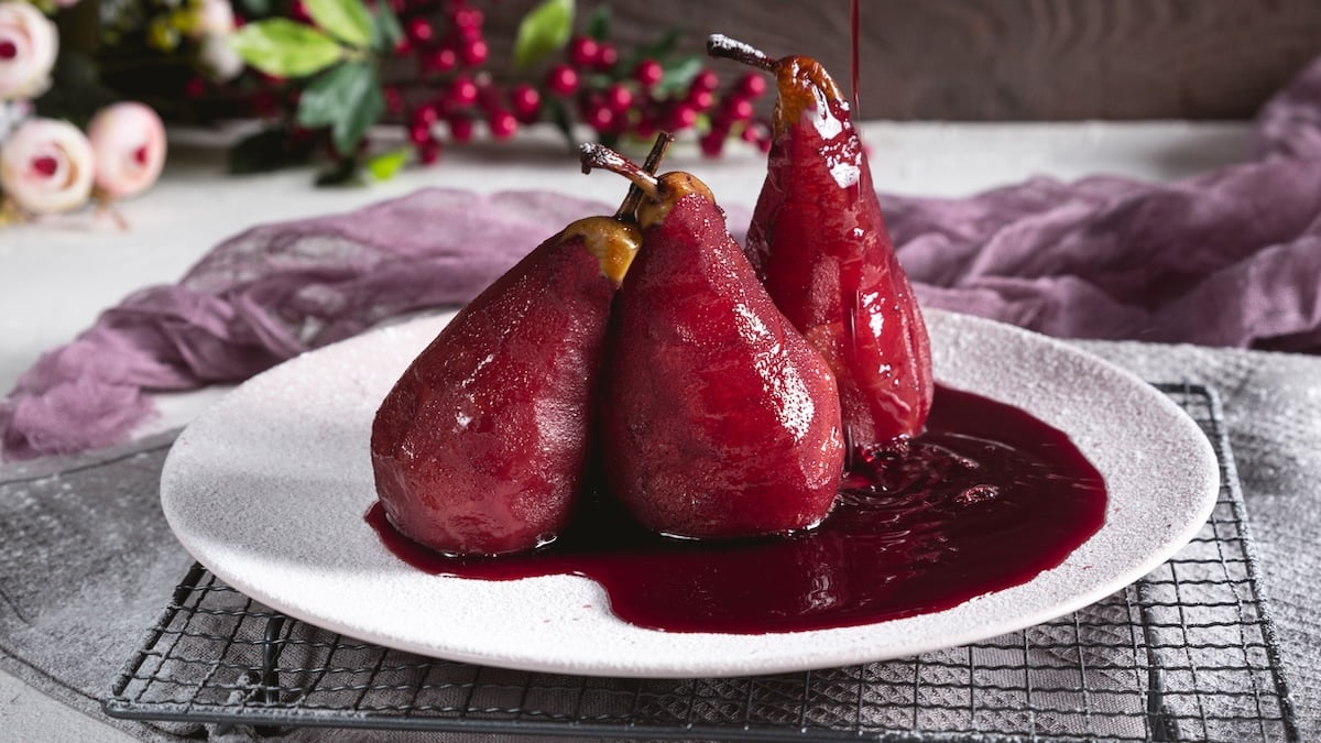 Poires pochées au vin rouge et épices