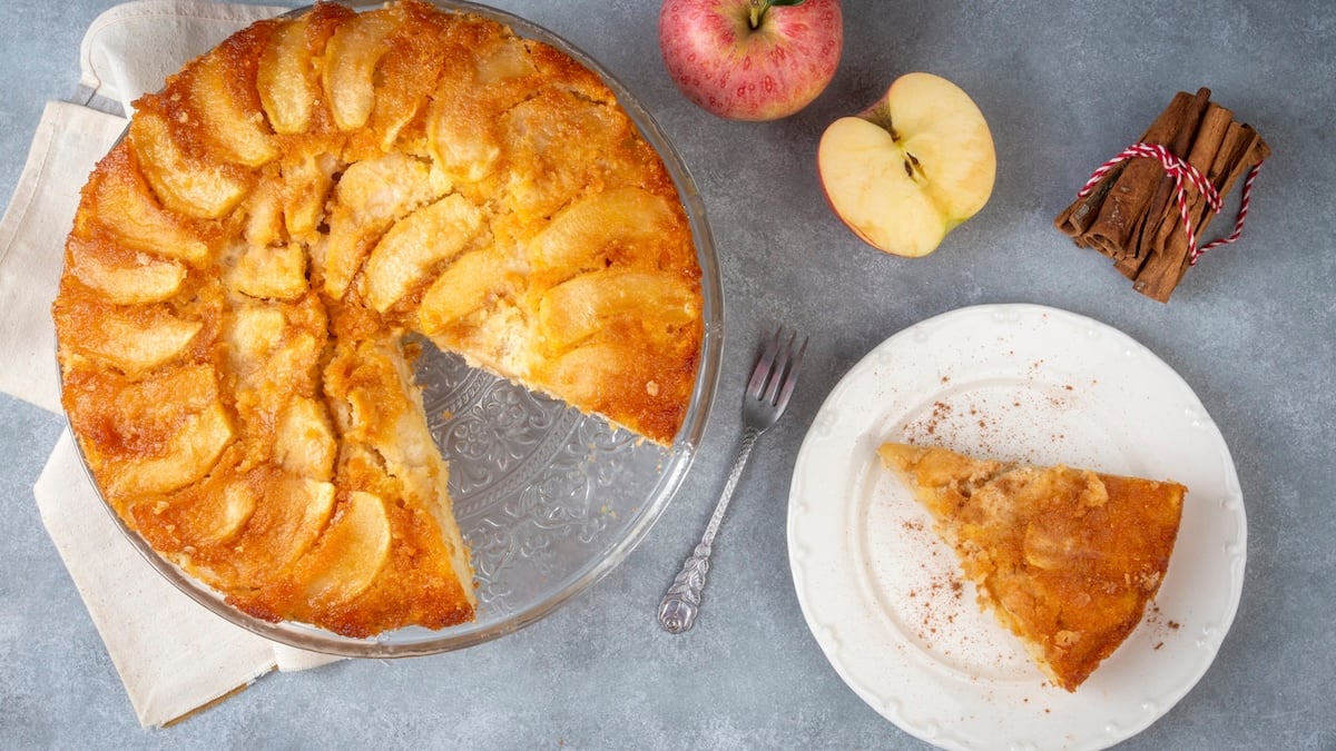 Gâteau au yaourt et pommes caramélisées