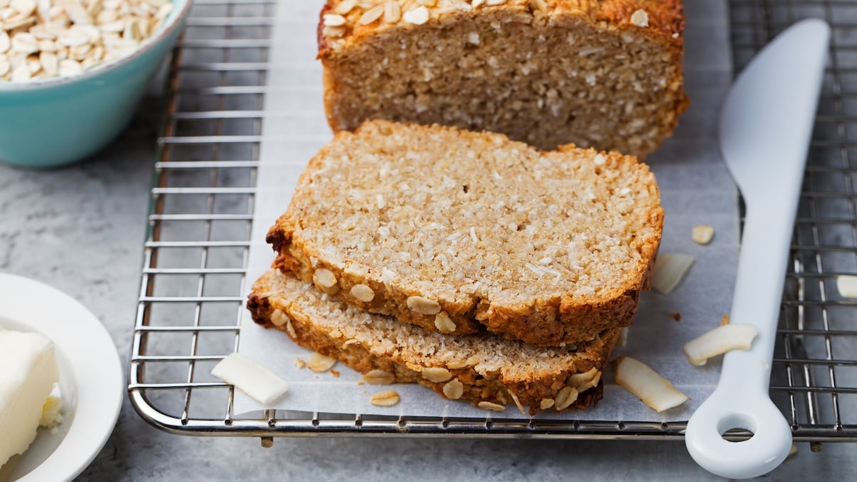 Fondez pour le moelleux de ce gâteau healthy sans sucre ajouté aux flocons d'avoine