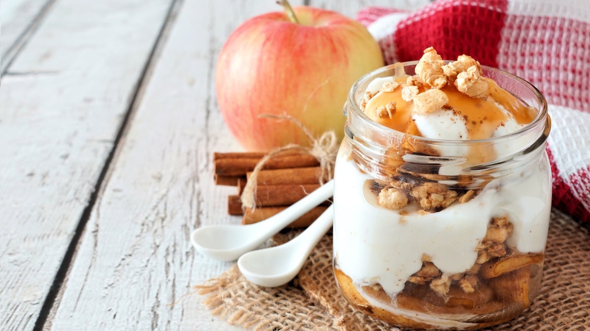 Verrine de fromage blanc, pommes caramélisées et granola