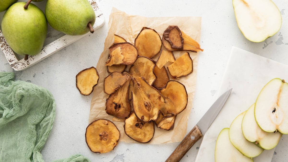 Craquez pour les chips de poire, une gourmandise à réaliser avec seulement 1 ingrédient !