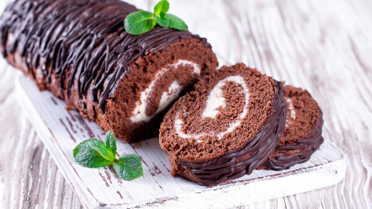 Proposez une bûche roulée au chocolat et à la noix de coco pour votre repas de Noël