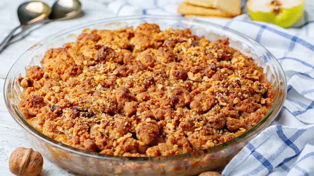 Crumble aux pommes, poires et noisettes