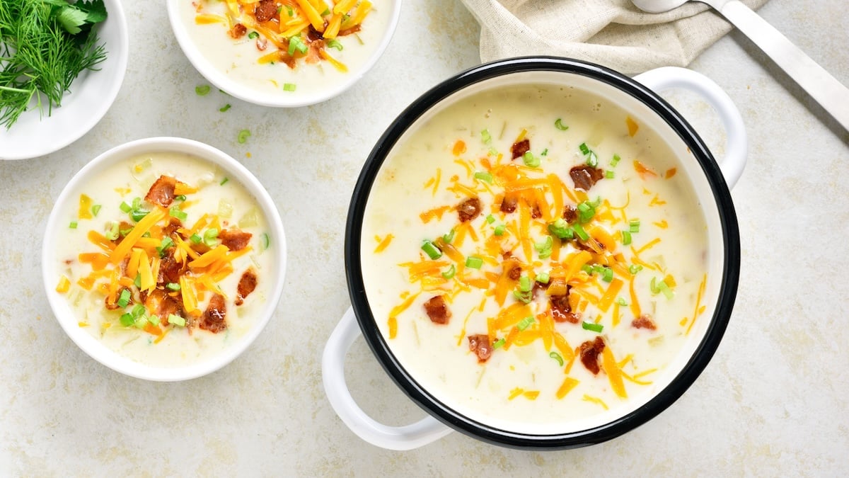 Soupe crémeuse aux pommes de terre, cheddar et bacon