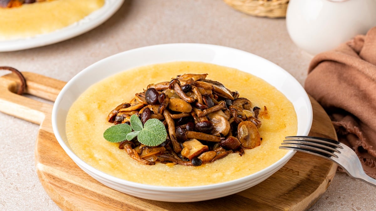 Préparez en 15 minutes cette délicieuse polenta aux champignons pour le dîner !