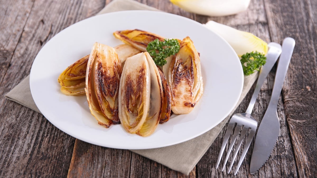 Réalisez des endives braisées à l'orange en moins de 20 minutes, une recette pleine de saveurs