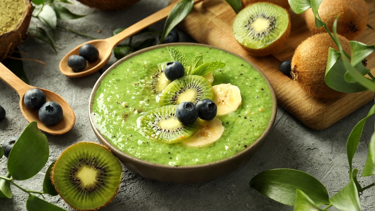 Ce smoothie bowl au kiwi est le petit-déjeuner vitaminé parfait...