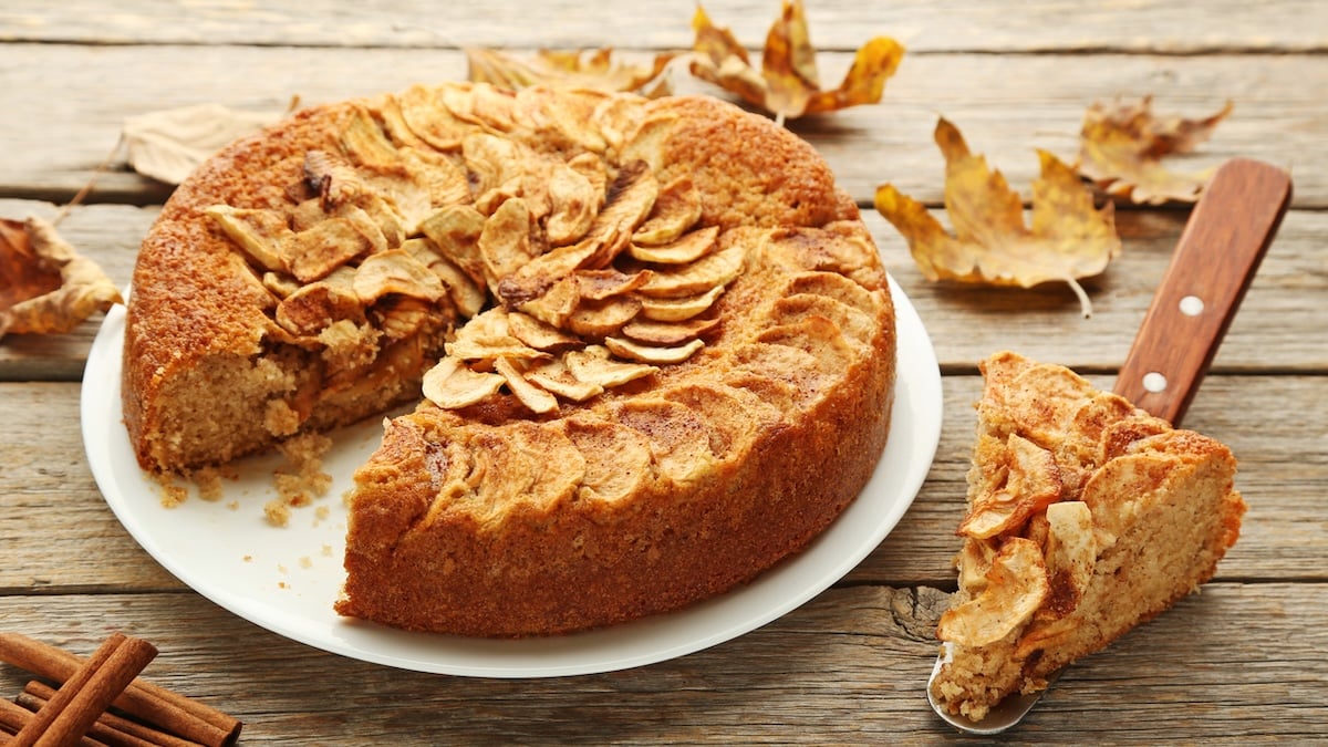 Gâteau aux pommes, caramel et cannelle