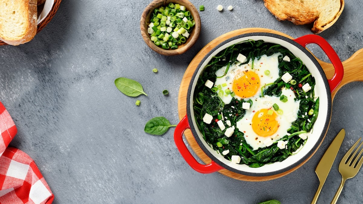 Oeufs brouillés au four à la feta et aux épinards