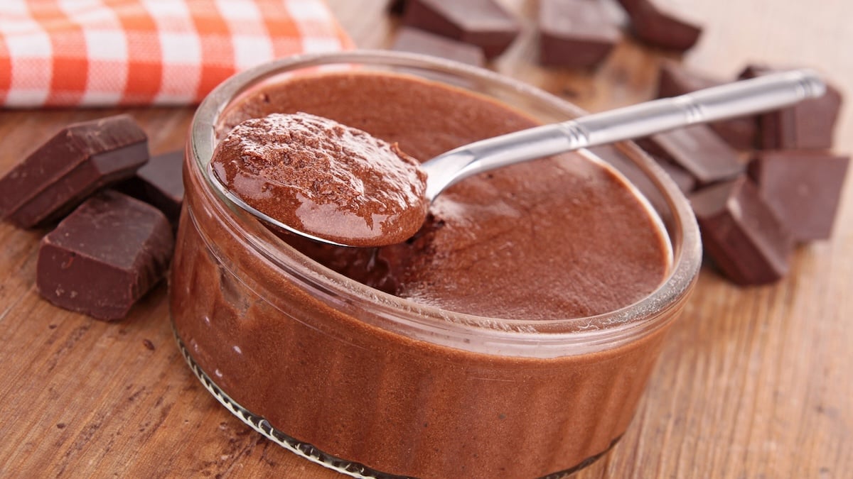 Essayez vite cette recette légère de mousse au chocolat sans beurre, elle est délicieuse