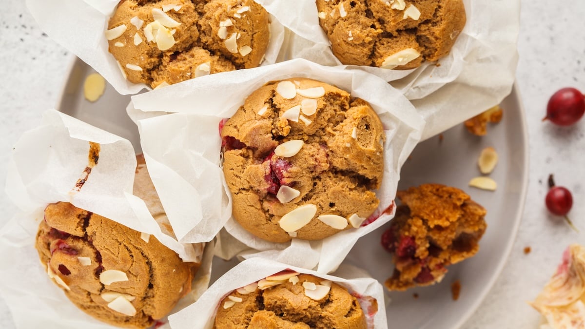 Muffins aux framboises, chocolat blanc et amandes