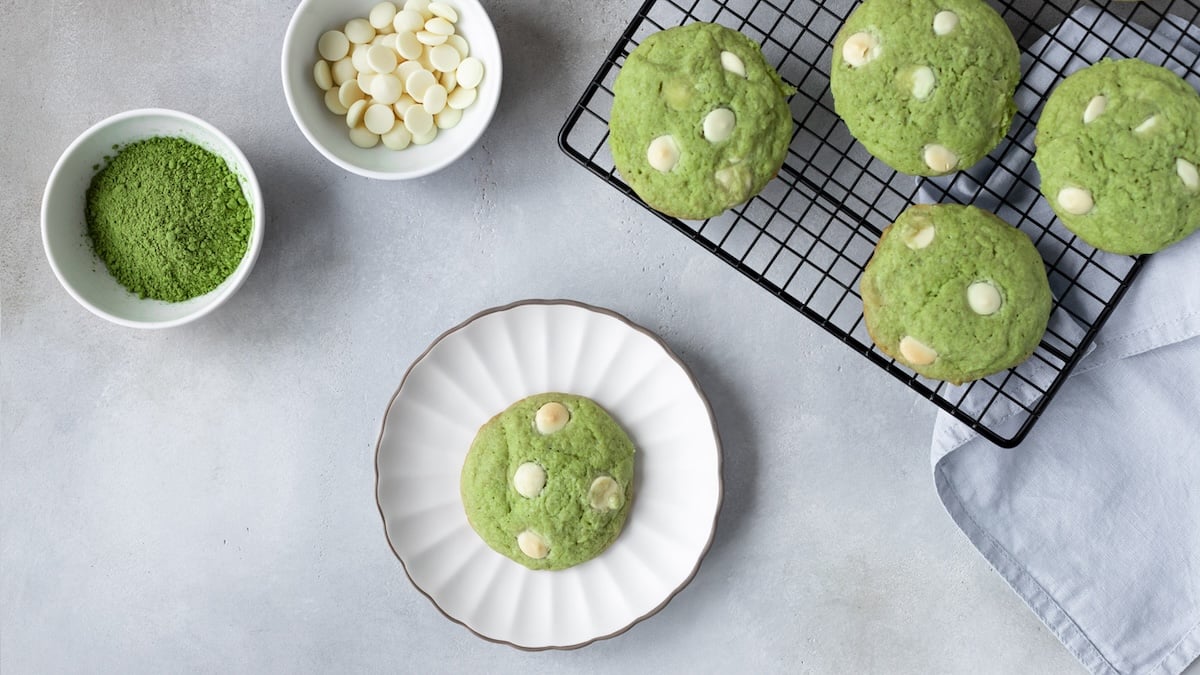 Craquez pour cette recette de cookies au thé matcha et au chocolat blanc, un mélange savoureux à goûter