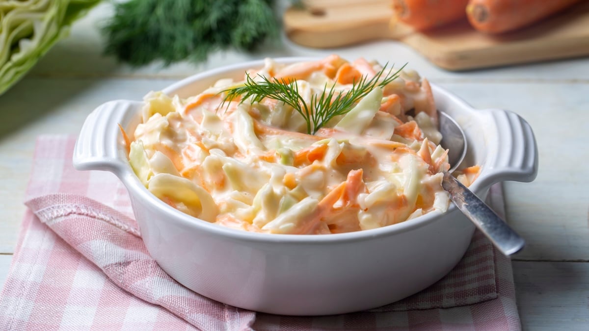 Apprenez à faire du coleslaw, une entrée rafraîchissante et gourmande prête en 10 minutes