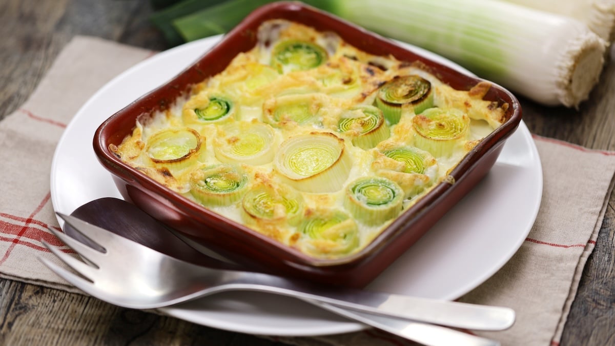 Fondez pour ce gratin de poireaux à la crème et au fromage, une recette simple et réconfortante