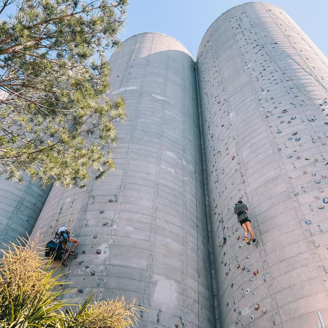 Un site d'escalade sur des silos