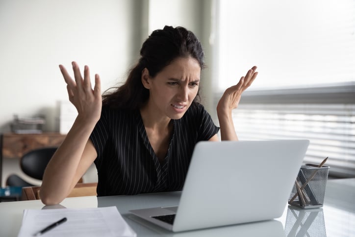Une femme en colère devant son ordinateur