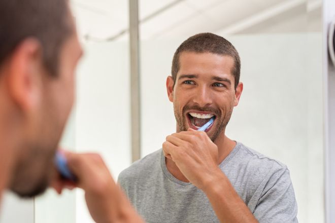 Un homme se brosse les dents