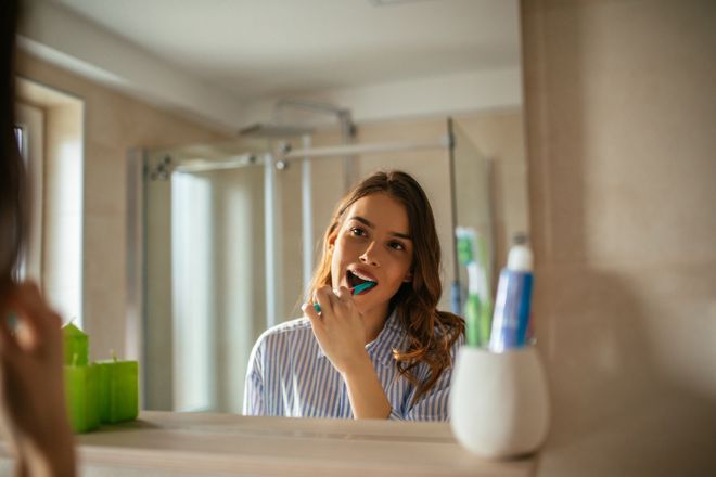 Une femme se brosse les dents