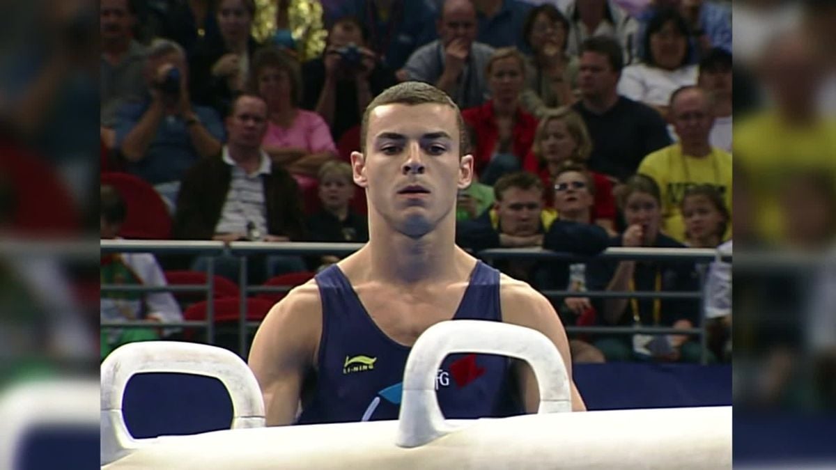 Le gymnaste français Éric Poujade au Jeux Olympiques de Sydney, lors desquels il décrochera la médaille d'argent au cheval d'arçons 