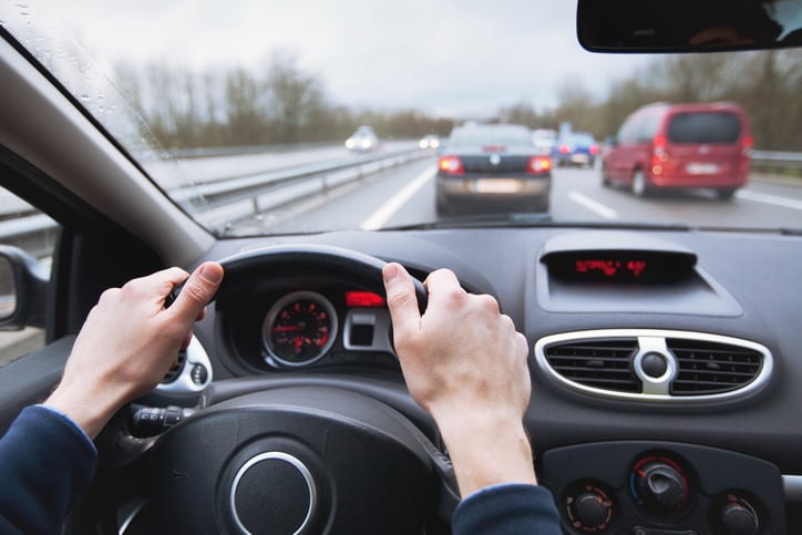 Un automobiliste au volant d'une voiture.