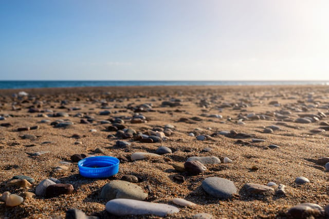 Un bouchon en plastique sur une plage 