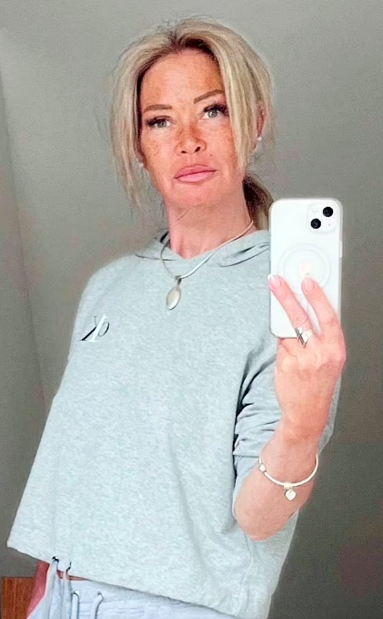 Abbi Franklin, mère de famille de 50 ans qui habite dans le Surrey, se prend en photo devant un miroir