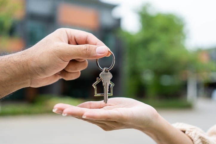 La clé d'un logement confiée à une personne.