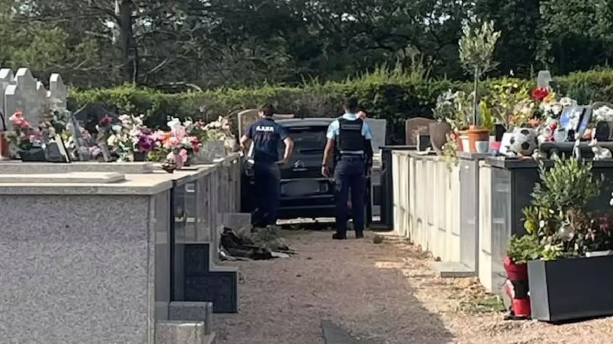 Photo d'une voiture accidentée dans le cimetière