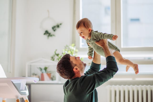 Un papa qui joue avec son fils