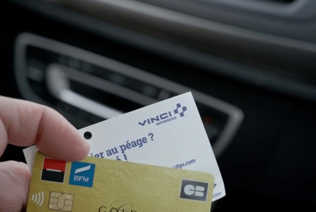 Carte bleue et billet de péage Vinci Autoroutes