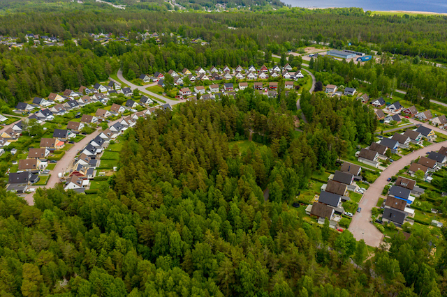 Vue aérienne d’une groupe de maisons résidentielles entourées de forêts