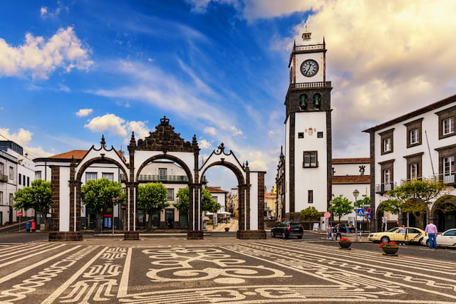 Portas da Cidade, le symbole de la ville de Ponta Delgada dans l’île de Sao Miguel aux Açores