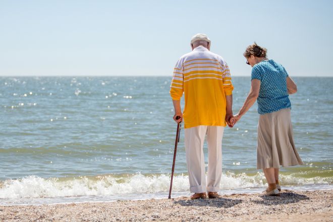 Un couple âgé au bord de la mer