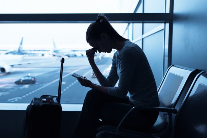 Une femme attend son avion à l'aéroport